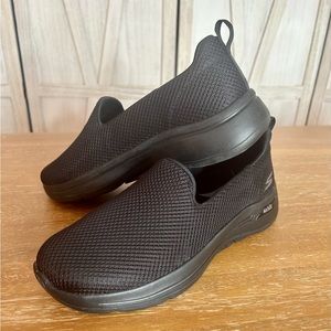 Skechers Air Cooled Arch Fit black shoe NWOT